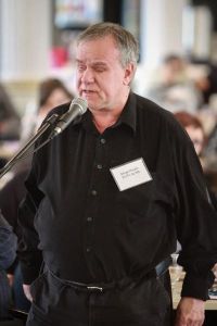 Serge Poulin, directeur général du RUTA Montréal, donnant une conférence.
