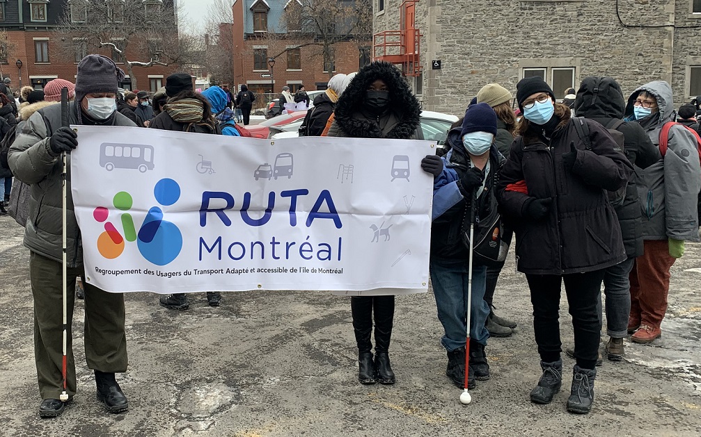 L'équipe du RUTA tient sa nouvelle bannière lors de la manifestation